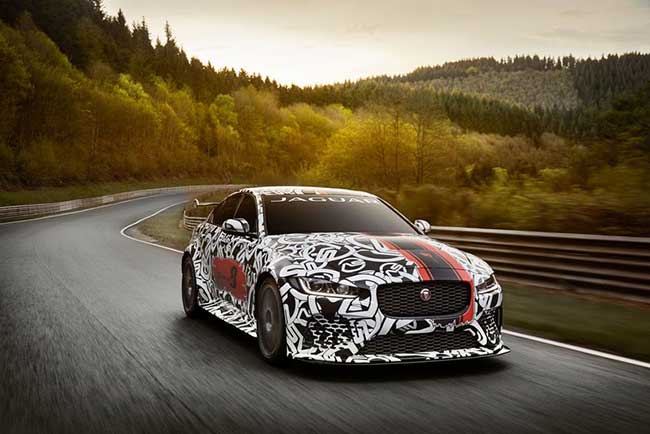 самый экстремальный и мощный седан XE в движении