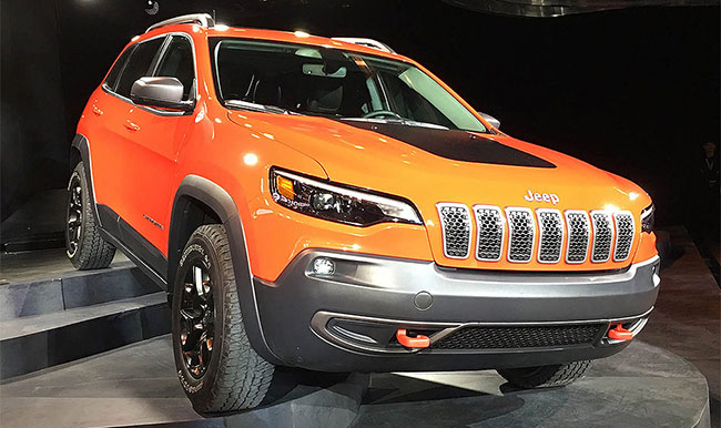 Обновленный Cherokee комплектуется 2 литровым бензиновым мотором