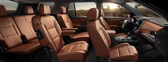 У кроссовера Chevrolet Traverse трехрядный салон